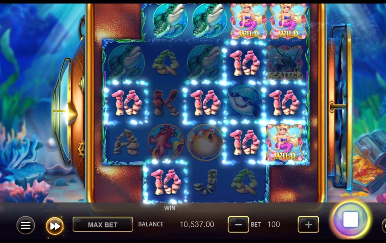 水下主題線上老虎機遊戲畫面，含美人魚 WILD 圖示與高額贏分連線